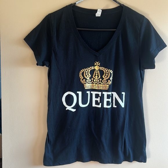 PRINCESS AND QUEEN T SHIRTS IN SIZE MEDIUM AND EXTRA LARGE IN BLACK AND GOLD - Picture 3 of 5